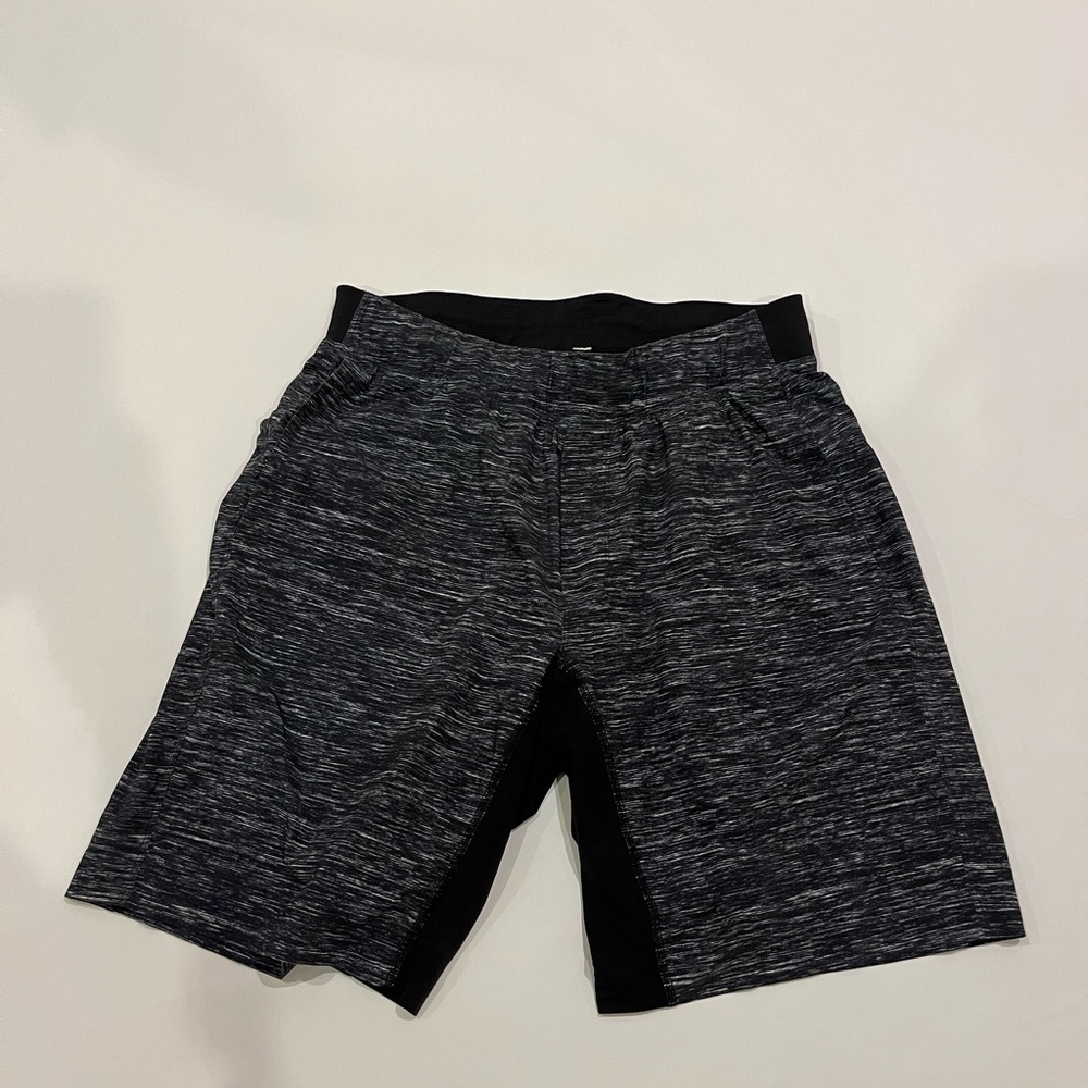 LULU LEMON MENS SHORTS SIZE LARGE.